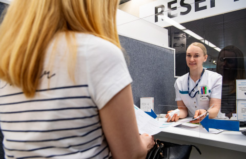 Asiakaspalvelua Itä-Suomen yliopiston apteekissa.