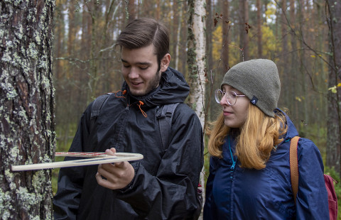 Lumet_metsätieteet_opiskelijat_mittaamassa_puuta.