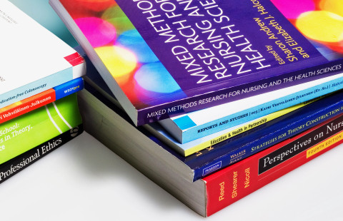 Hoitotieteen kirjoja.