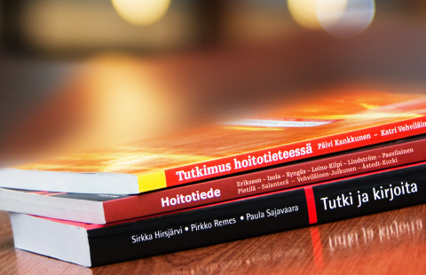 Hoitotieteen kirjoja.