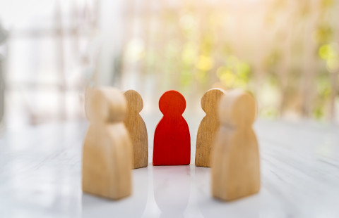 Puisia hahmoja ryhmässä