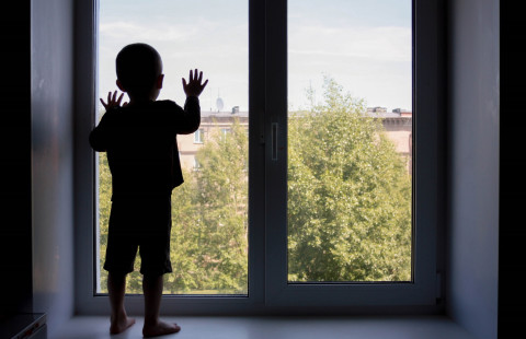 Lapsi katsoo ulos ikkunasta
