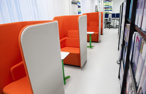 KYSin tieteellisen kirjaston lukupisteitä.