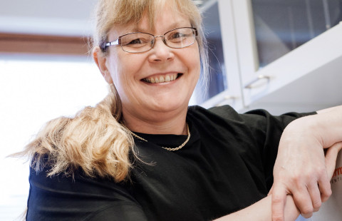 Marja Maljanen laboratoriossa.