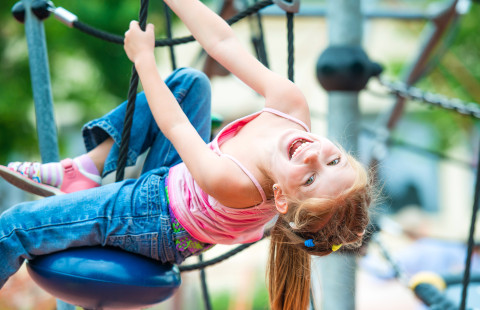 Tyttö leikkipuistossa