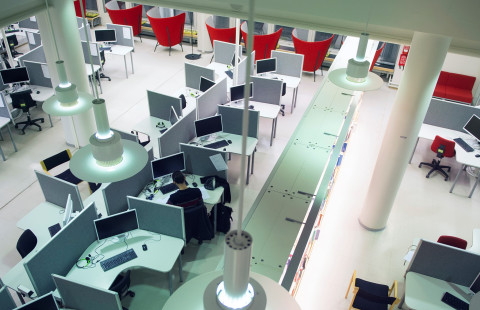 Joensuun kampuskirjaston työskentelyalue