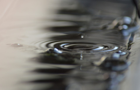 Pisara kimpoaa veden pinnasta