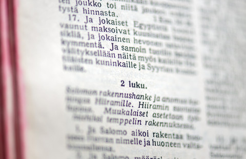 Vanhan Raamatun sivu.