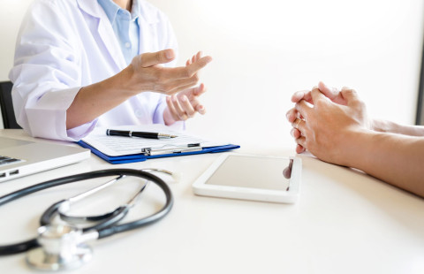 asiakas lääkärin vastaanotolla