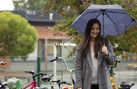 opiskelija sateenvarjon alla