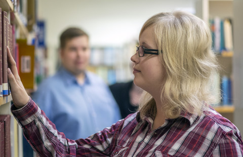 historian opiskelija kirjastossa