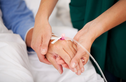 Potilaan ja sairaanhoitajan kädet