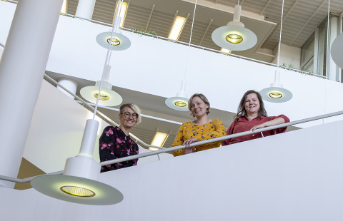 Henkilökuntaa Joensuun kampuskirjaston rappusissa.