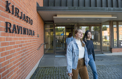 Ihmisiä Joensuun kampuskirjaston ulkopuolella.