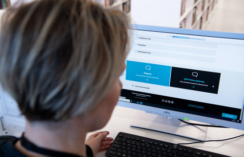 Woman choosing a form on a computer.