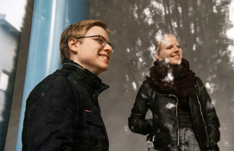 UEF-lähettiläät Ville Miettinen ja Mirka Nieminen lasin takana