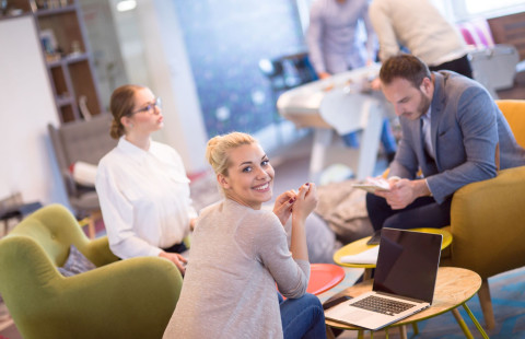 kolme nuorta aikuista neuvottelussa