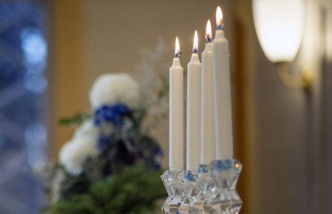 Kynttilät kirkossa.