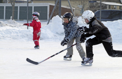 Lapsia pelaamassa jääkiekkoa