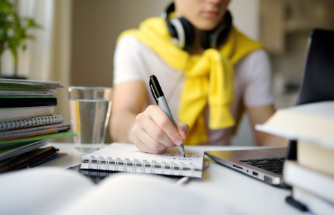 Nuori poika opiskelee etänä