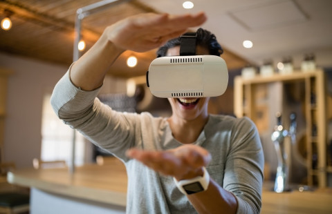 Virtuaalilaseja käyttävä henkilö