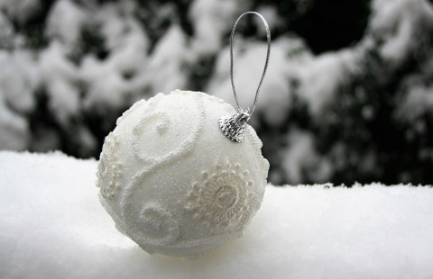 Valkoinen joulupallo