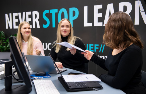 Farmasian opiskelijat työskentelevät yhdessä.