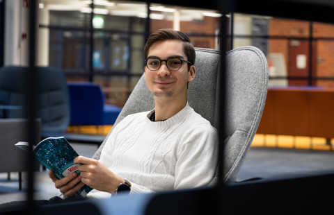 Joona Minkkinen kampuskirjastossa