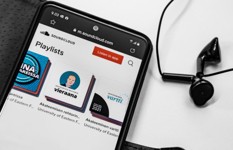 UEFin podcasteja matkapuhelimen näytöllä.