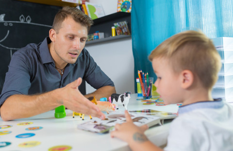 Poika puheterapiassa.