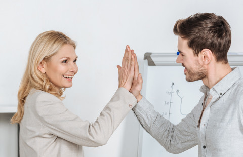 Nainen ja mies tekee yläfemmat.