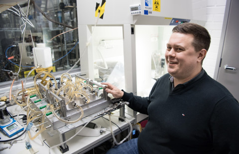 Pasi Jalava ja solujen suora-altistuslaitteisto ILMARI-laboratoriossa.