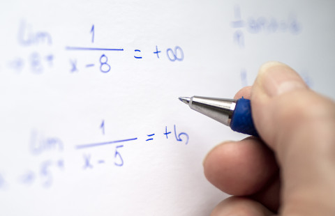 Matematiikan tehtävän ratkaiseminen.