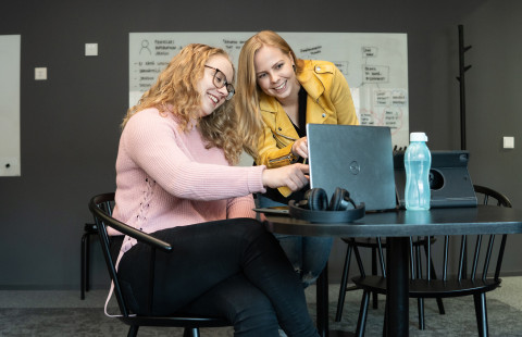 opiskelijat tutkivat jotain tietokoneen ruudulta