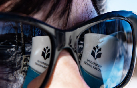 UEF-teksti heijastuu aurinkolaseista.