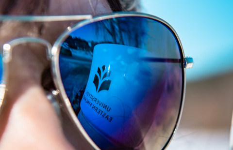 UEF-teksti heijastuu aurinkolaseista.