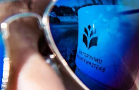 UEF-teksti heijastuu aurinkolaseista.