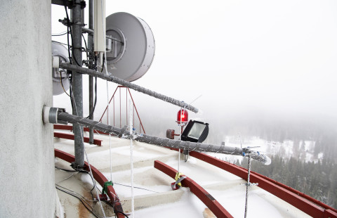 Tutkimuslaitteita Puijon tornissa.