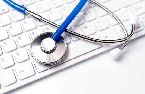 Stetoskooppi ja tietokoneen näppäimistö