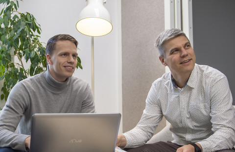 Opiskelija ja opettaja.