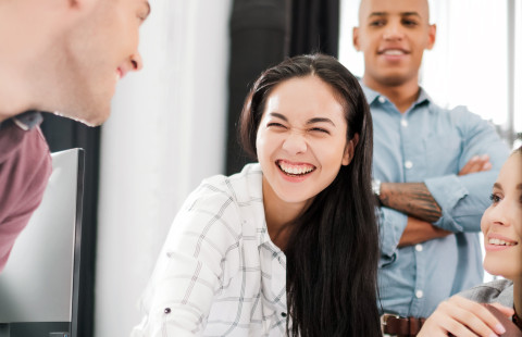 Opiskelijat tekemässä ryhmätöitä.