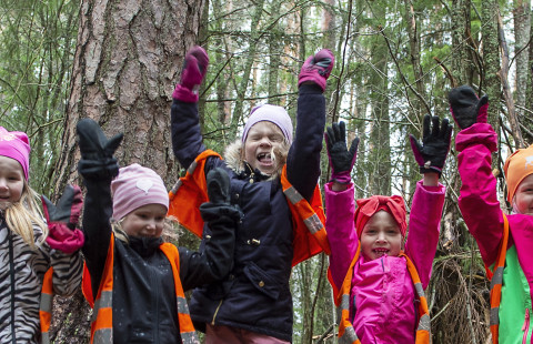 Päiväkotilapset metsässä.