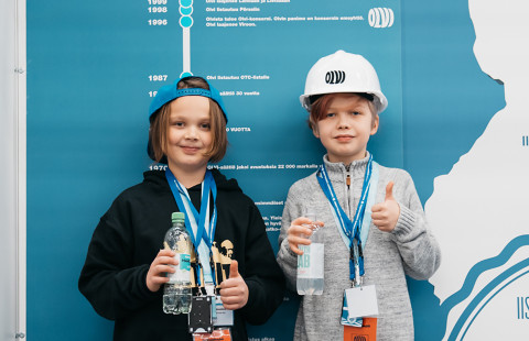 Kaksi poikaa poseeraavat.