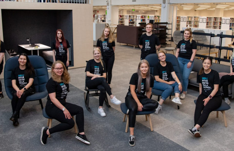 UEF-lähettiläiden ryhmäkuva kirjastolla