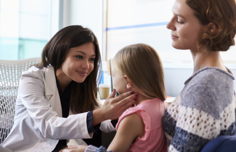 Lääkäri tutkii lapsipotilasta