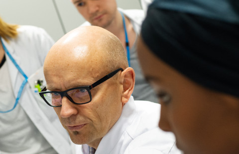 Kirurgi ja lääketieteen opiskelijoita.