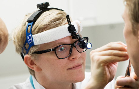 Lääketieteen opiskelija tutkii potilasta.