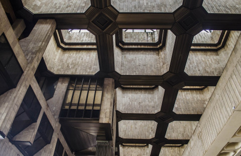 kattoikkunoita ja seinää