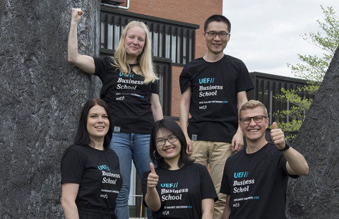 Kuvassa kauppatieteiden opiskelijoita