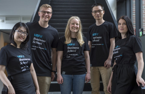 Kauppatieteiden opiskelijoita portaikossa kampusalueella.